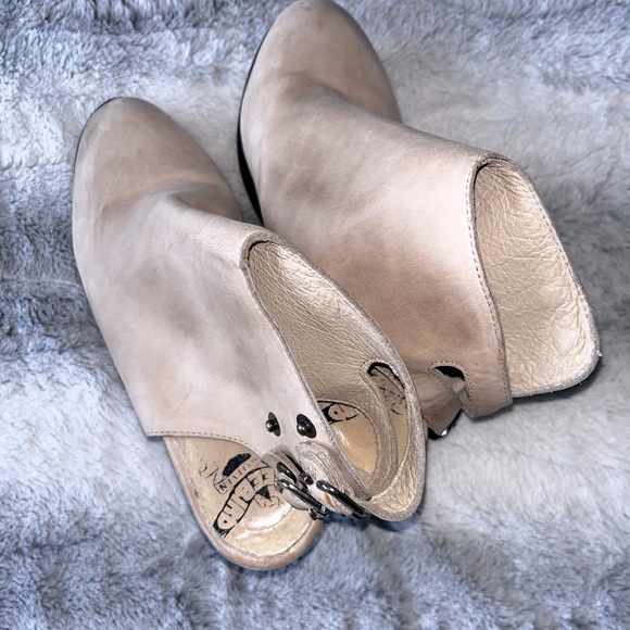 Smoke Bootie in Beige
Freebird by Steven
Color:Beige - Picture 11 of 11